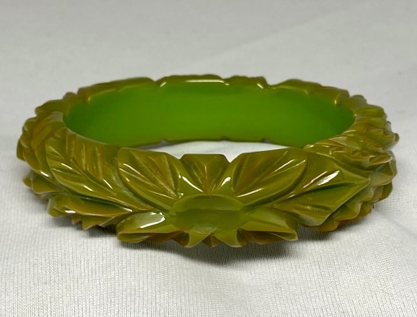 BB423 green leaf & flower carved bakelite bangle